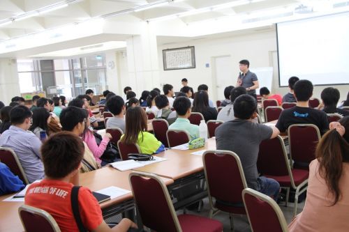 楊智為老師教授自我介紹技巧