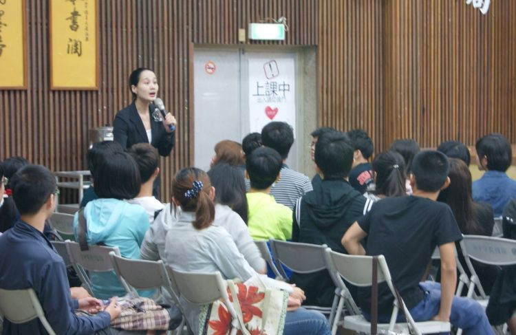 黃璦婷老師與台中全方位人才培訓營學員熱烈互動